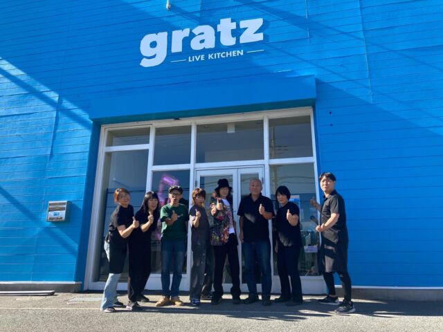 2024年10月5日、加古川市にユニークな新スポット【 gratz( グラッツ ) 】が誕生❗️
コンセプトは、ライブとグルメ・ドリンクが楽しめる"ライブキッチン"です🥃🎶

オーナーは、同市の大規模野外音楽フェス｢ KAKOGAWA MUSIC FES( カコガワミュージックフェス ) ｣の実行委員長を務める一角博司さん🌟
｢ 加古川市に音楽文化を根付かせたい ｣との思いで、2022年から音楽イベントの開催に力を入れてきました✨️
同時に、｢ 音楽だけでなく、演劇や漫才、ダンスなどのさまざまな芸術を発信できるお店をつくり、まちの芸術文化や地域の発展につなげたい ｣という夢を長年持ち続け、今回のオープンに至ったそうです😊

店舗では、毎回さまざまなジャンルのライブが開催されます🎪🎶
オープン日は、メディアでも広く知られるロックシンガーの｢ ダイアモンド☆ユカイ ｣さんが駆けつけました🎸⚡️
今後は、加古川出身または在住のプロ・アマチュア問わず出演される予定です！

オープンまでの物件探しでは、ステージや収容人数の広さにもとことんこだわったという同店💡
キャパシティーは、テーブル＋イスで50席、イスのみで100席、オールスタンディングだと約200人！
公演内容によって、レイアウトや座席スタイルも変わります😎
野外音楽フェスのノウハウを生かした、音響や照明などの演出にも注目です👀

"ライブキッチン"というコンセプトに沿って、ワンドリンク制( ソフトドリンク300円 / アルコールドリンク500円 )なのもポイント🔎

さらに同店では、プロに演出をお任せできるホールレンタルサービスも実施🙆‍♀️
結婚式の二次会や教室の発表会など、多目的なシーンで利用できます✨️
2025年1月〜はランチやカフェ営業もスタートし、加古川のご当地グルメ｢ かつめし ｣や、幅広い年齢層が楽しめるメニューを用意する予定だそうです😋

今後の出演者や最新情報は随時HPで公開されます💡
加古川に新しい風を吹かす注目の新スポットをお見逃しなく💫

🎶 【 gratz( グラッツ ) 】
兵庫県加古川市加古川町河原368
営業時間 / ライブ情報は公式HP( https://gratz.jp/ )にてご確認ください
🚃 JR「 加古川駅 」より徒歩約12分
🚌 JR「 加古川駅 」より神姫バス｢ 河原 ｣下車徒歩約1分
🚗 加古川バイパス「 加古川ランプ 」を下りて北へ約200m
🅿️ 駐車場数台分あり( 要問い合わせ )
@gratz_kakogawa

🗓 開催スケジュール
11月17日（日）ギターパンダ、スワップバザー、オータムス
【時間】18：00開場、18：30開演
【料金】前売り券3000円、当日券3500円　※小学生以下入場無料

11月23日（祝・土） EXOTIC SKATES featuring なかの綾
【時間】17：00開場、18：00開演
【料金】前売り券4000円、当日券4500円　※小学生以下入場無料

- - - - - - - - - ✂- - - - - - - - -

加古川市のおでかけスポットは
@tabitabi_kakogawa
プロフィールのURLからチェック ✅

- - - - - - - - - ✂- - - - - - - - -

#たびたび加古川
#gratz #グラッツ
#ギターパンダ #スワップバザー #オータムス #EXOTICSKATES #なかの綾
#ライブキッチン #ライブ #音楽 #芸術 #カコフェス #音楽イベント #生演奏 
#加古川ライブ #加古川ライブハウス #加古川ライブイベント #加古川イベント
#加古川市 #加古川 #兵庫県加古川市 #kakogawa #kakogawacity
#加古川観光 #加古川観光スポット #兵庫旅行 #兵庫 #兵庫観光