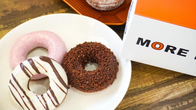 ＼ 毎日でも食べたい❣️ドーナツショップがオープン🍩💕 ／

「 ひとつ食べたら、もうひとつ。 」
そんなやみつきの揚げドーナツを販売する【 MORE DONUT( モアドーナツ ) 】が6月２日(月)、加古川市尾上町にオープンしました👏

カリッ、サクッとした歯切れの良い食感を求めて、数種類の粉をブレンドしたり、とろとろの生地をしっかり焼き色がつくまで揚げたりと、配合から仕上げまでとことんこだわったという自慢のドーナツたち🍩
シンプルな『 プレーン 』や『 シュガー 』のほかに、『 チョコクランチ 』や『 ホワイトチョコ 』などのデコレーション系もそろい、毎日およそ10種類のドーナツがショーケースに並びます😲
「 頻繁に通ってくださるお客様も多くいらっしゃるので、飽きさせない努力は惜しみません 」と店主は笑顔で話してくださいました😊

開店時間の11：00に訪れると、毎回のように開店を待ちわびるお客さんの姿が見られます👪
1日20個限定の人気商品『 ベーコンエッグ 』も、この時間なら高確率でゲットできるかも！🥓🍳

自宅用にも、ちょっとした手土産にも🎁
口にした人みんなを笑顔にするおいしさと魅力を秘めた【 MORE DONUT 】🍩
毎日でも通いたくなる味を、ぜひ体験してみてください🚗💨 

🍩 【 MORE DONUT( モアドーナツ ) 】
兵庫県加古川市尾上町養田2-80
営業時間 / 11：00～17：00(※売り切れ次第終了)
定休日 / 水曜日
🚗 加古川バイパス「 加古川ランプ 」より車で約10分
🚃 山陽電鉄「 尾上の松駅 」より徒歩約9分
🚌 かこバス・浜手ルート「 大崎 」下車徒歩約3分
🅿 あり( 2台 )
@more_donut_

- - - - - - - - - ✂ - - - - - - - - -

加古川市のおでかけスポットは
@tabitabi_kakogawa
プロフィールのURLからチェック ✅

- - - - - - - - - ✂ - - - - - - - - -

#たびたび加古川 #モアドーナツ #MOREDONUT
#加古川ドーナツ #兵庫ドーナツ 
#加古川市 #加古川 #加古川スイーツ
#kakogawa #kakogawacity #かこがわ