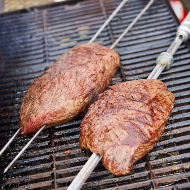 ＼ “肉の祭典”が今年も加古川河川敷で🍖 ／

食肉産業の歴史が150年以上続く“食肉のまち・加古川” ✨
そんな加古川ならではの食文化を体感できる、熱気あふれる屋外型肉フェスが、9月13日(土)・14日(日)に開催されます🎉

1日目は16：00スタートのナイター開催🌃
バラエティー豊かな牛肉グルメやスイーツがそろっているほか、塊肉を肉職人が豪快に焼き上げるパフォーマンス「 肉職人のBBQ 」も目玉です🔥
さらに、来場者も投票できる参加型企画「 SHIKATAGYU AWARD 」も同時開催👏🎶
加古川市志方町で育まれた“志方牛”の魅力を創作料理で表現するコンテストです👀

2日目はコンテスト結果のお披露目会のほか、11：00～は「 加古川和牛の無料試食会 」も実施予定🍖
両日ともに、肉ブースやキッチンカーが多数出店を予定しているため、ジューシーなお肉を心ゆくまで味わうことができます😋

会場では、お肉好きも家族連れも大満足の食体験が盛りだくさん💕
おいしいお肉でお腹を満たし、“食肉のまち”の魅力を味わい尽くしてください😋✨

🗓 開催スケジュール
2025年9月13日(土) 16：00～21：00、14(日) 10：00～16：00
※雨天決行・荒天中止
※入場無料
※その他詳細はイベントの公式Instagramをご確認ください

🍖【 第3回 JAPAN BEEF FESTIVAL in KAKOGAWA 】
兵庫県加古川市加古川町河原( 加古川河川敷公園どうぶつの森広場 )
電話番号 / 079-452-4160
営業時間 / 9：00～16：00
🚃 JR「 加古川駅 」より徒歩約16分
🚗 加古川バイパス「 加古川ランプ 」より車で約3分
🅿 駐車場あり(無料)
※公共交通機関の利用にご協力ください
@japanbeef_official 

- - - - - - - - - ✂ - - - - - - - - -

加古川市のおでかけスポットは
@tabitabi_kakogawa
プロフィールのURLからチェック ✅

- - - - - - - - - ✂ - - - - - - - - -

#たびたび加古川 #japanbeeffestival #ジャパンビーフフェスティバル #かわまちづくり
#肉フェス #加古川イベント #加古川おでかけ
#加古川河川敷 #加古川グルメ #兵庫グルメ
#加古川市 #加古川 #kakogawa #kakogawacity #かこがわ