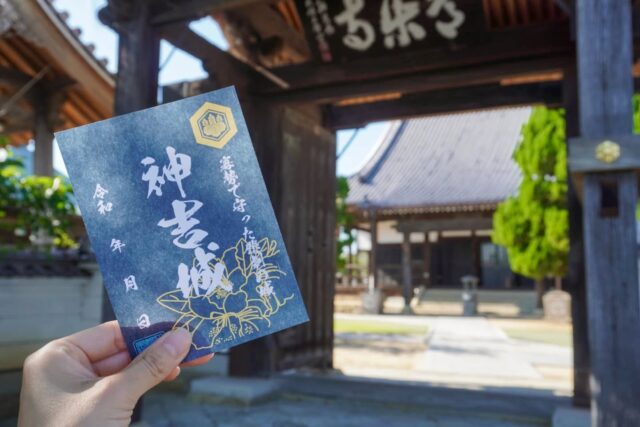 ＼ 新しい御城印を持って城跡を巡ろうvol.1「神吉の常楽寺」へ！ ／
 
加古川市をはじめ、北播磨～東播磨には有名な戦の戦場となった歴史を持つ多くの城跡が点在しているのをご存知ですか？😳
ロマンあふれる城跡巡りをもっと楽しんでいただきたいとの思いで、加古川観光協会では3種類の御城印を制作し、販売しています🙌
 
3種類のうち、今回ご紹介するのは三木合戦でも随一の激戦地と言われる「 神吉城( かんきじょう ) 」🏯
現在は「常楽寺（じょうらくじ）」がその跡地となっており、境内の裏手には、かつての城主「神吉頼定( かんきよりさだ )」のお墓がひっそりとたたずんでいます。

「 御城印フォトスポット 」は、立派な山門前📷✨
山門とお寺の屋根を背景に撮ることで、深い藍色と金色の文字の御城印が映え、歴史ある場所の趣きが伝わるベストな一枚に😘
 
今回ご紹介した御城印は、加古川観光協会（加古川プラザホテル1階）で購入することができます🙆
紺色の大礼紙に市花の「つつじ」をあしらった、高級感あふれる新デザインの御城印を片手に、城跡巡りを楽しんでみてはいかがでしょうか？

🏯【 神吉の常楽寺(神吉城跡) 】
加古川市東神吉町神吉1413
電話番号 / 079-432-3866 
🚗 加古川バイパス「 加古川西IC 」より車で約6分
🚌 神姫バス「 神吉 」下車徒歩すぐ
🚌 かこバス「 中西 」下車徒歩約11分
🅿 あり

- - - - - - - - - ✂ - - - - - - - - -

加古川市のおでかけスポットは
@tabitabi_kakogawa
プロフィールのURLからチェック ✅

- - - - - - - - - ✂ - - - - - - - - -

#たびたび加古川 #神吉城 #常楽寺 
#加古川城跡 #御城印 #御城印巡り #加古川フォトスポット
#加古川市 #加古川 #城巡り #兵庫おでかけ
#kakogawa #kakogawacity #かこがわ