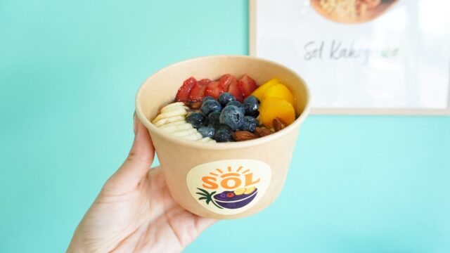 ＼ JR東加古川駅徒歩圏内にアサイー専門店がオープン！ ／

今流行りのアサイーボウルを食べたことはありますか？👀
アサイー専門店【 SOL-ソウ- 】が、JR東加古川駅から徒歩7分ほどの場所に2025年9月22日にオープンしました🎉

メニューは『 アサイーボウル 』(1,300円)『 グリークヨーグルト 』(1,500円)、『 アサイー＆グリークヨーグルト 』(1,700円)の3種類🍌🍇
イチオシはもちろん定番の『 アサイーボウル 』です💁

“アサイー専門店”と名乗るだけあって、何よりもこだわっているのがアサイー✨️
アサイーの原産国・ブラジルから、商社を通して直輸入しています🙌
ほどよくもったりとした食感と奥深い味わいのアサイーを、バナナ・イチゴ・マンゴー・ブルーベリーの4種類の果実とグラノーラ、そしてカリッと香ばしいアーモンドが引き立て、仕上げはとろ～り甘いハチミツをたっぷり😳💕
しかも今なら、地元産の「 かこがわぶるーべりー 」入り👀
無くなり次第、ブルーベリーの産地が変わるとのことなので、「 食べてみたい！ 」と気になった人は早めの来店がおすすめです👍

ドリンクメニューは5種類あり、『 バナナジュース 』(600円)と『 イチゴジュース 』(700円)は、オーナーの母校である「 兵庫県立農業高校 」の「 県農牛乳 」が使われています🧉
アサイーをワンハンドで手軽に楽しみたいという人は、『 アサイーヨーグルト 』(650円)もおすすめです🙆

「 無理なく、おいしく、健康的な日常を 」をコンセプトに、自然の恵みとおいさをぎゅっと詰め込んだ【 SOL-ソウ- 】のアサイーボウル✨️
一口でハマる“濃厚フレッシュ体験”、ぜひ味わってみてください 😘

🍇【 SOL-ソウ- 】
兵庫県加古川市平岡町新在家1-254-4 らんマンション101
営業時間 / 月～木曜日11：00～19：00(L.O.18：30)、金曜日11：00～21：00(L.O.20：30)、土・日曜日・祝日10：00～21：00(L.O.20：30)
定休日 / 不定休
🚗 加古川バイパス「 加古川東ランプ 」より車で約6分
🚃JR「 東加古川 」より徒歩約7分
🚌 かこバス「 新在家東口　」下車徒歩約2分
🅿 あり( 近隣に専用駐車場4台 )
@acaibowl_kakogawa

- - - - - - - - - ✂ - - - - - - - - -

加古川市のおでかけスポットは
@tabitabi_kakogawa
プロフィールのURLからチェック ✅

- - - - - - - - - ✂ - - - - - - - - -

#たびたび加古川 #sol #ソウ #SOLアサイ― #SOL加古川 #SOL_KAKOGAWA
#加古川カフェ #兵庫カフェ #加古川アサイー #兵庫アサイー #アサイー専門店
#加古川市 #加古川 #東加古川
#kakogawa #kakogawacity #かこがわ
