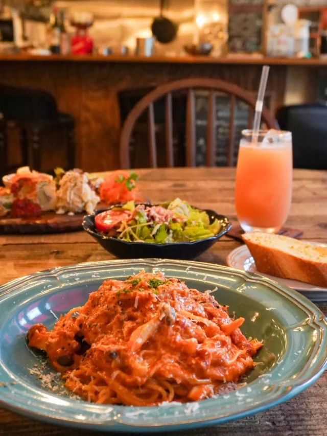 ＼ JR加古川駅から徒歩3分！本格イタリアンのお店 ／

「CROSS LAB KAKOGAWA 2025」や「かわのまちイルミ2025」など、今、市民が主体となってにぎわいを見せているJR加古川駅周辺エリア💁
注目を集めているこのエリアに2025年2月、イタリア料理店【 陽気にマンジャーレ！ 】がオープンしたのを知っていますか？👀

父の意志と店名を受け継ぎ、店を切り盛りする若きシェフの自慢はずばりパスタ🍝
ランチでは日替わりで2種類のパスタをいただくことができます🍽️
取材日のパスタは、シェフが太鼓判を押す「 きのことベーコンのトマトクリーム 」が登場✨️
トマトクリームのベースとなるトマトソースは、なんと12～13時間も煮込むという代物😳
ガーリックが利いたパンチのある味わいがやみつきになること間違いなしです👍

好みのパスタにサラダ、ガーリックバゲット、ドリンクがセットになった『 Aランチ 』(1,500円)のほか、ドリンク付きの『 Bランチ 』(1,200円)、さらに『 前菜 』(550円)や『 本日のデザート 』(330円)などのうれしいオプションもスタンバイ😊
セットドリンクは、定番のコーヒーや紅茶に加え、パインジュースやグアバジュースといったソフトドリンクも充実しているのがうれしいですね💕

ディナータイムには、専用のバーカウンターから、自分だけの“特別な一杯”を提供してもらえるのも、【 陽気にマンジャーレ 】の魅力のひとつ🙌
とっておきのカクテルを片手に、本格イタリアンを心ゆくまで楽しんでみてはいかがでしょうか🍷✨

🍽️ 【 陽気にマンジャーレ！ 】
兵庫県加古川市加古川町寺家町142-1 魚住玩具店ビル1階
営業時間 / ランチ11：00～14：30、ディナー18：00～22：30
定休日 / 月曜日、火・水曜日のランチタイム
🚗 加古川バイパス「 加古川ランプ 」より車で約10分
🚃 JR「 加古川駅 」より徒歩約3分
🅿 なし(近隣コインパーキングあり)
@youkini_mangiare

- - - - - - - - - ✂ - - - - - - - - -

加古川市のおでかけスポットは
@tabitabi_kakogawa
プロフィールのURLからチェック ✅

- - - - - - - - - ✂ - - - - - - - - -

#たびたび加古川 #陽気にマンジャーレ
#イタリアン #加古川イタリアン #加古川パスタ
#加古川ディナー #加古川グルメ #兵庫グルメ #加古川ランチ #兵庫ランチ
#加古川市 #加古川 #寺家町商店街
#kakogawa #kakogawacity #かこがわ