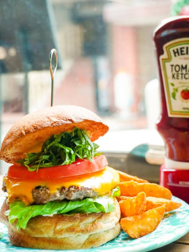 ＼ 神戸から加古川へ移転✨注目のハンバーガーショップ ／

JR東加古川駅から徒歩約2分のところに、2025年12月27日、【 HIROMO BURGER( ヒロモバーガー ) 】というハンバーガーショップがオープンしたのをご存知でしょうか？👀
以前、神戸市垂水区塩屋で多くの支持を集めた名店として知られているお店です🍔❤
プライベートで何度か加古川市を訪れていた店主は、そのたびに“市民の地元愛”に衝撃を受けていたそうで、「 この地域で店を開きたい 」と、このたび移住＆移転されました💁

同店のテーマは“カリフォルニアの海沿いカフェ”🌊🌿
爽やかなターコイズブルーの壁にフェイクグリーンが映える店内で味わえるのは、20種類以上のハンバーガー✨
地元ベーカリー「 マナレイア 」に特注で作ってもらっているオリジナルバンズや、オーストラリア産100%ビーフの特製パティ、4種類以上の自家製ソースなど、細部までこだわりが詰まっています🙌

看板商品は唯一無二の味『 シソチーズバーガー(ポテト付き) 』 (1,485円)👍
甘酸っぱいハニーレモンソース×爽やかなシソの香りが相性抜群❣️
ジューシーなパティの肉汁を、さっぱりと軽やかに包み込みます😊💕

パティや生野菜に加え、オニオンリング2個とモッツァレラ、チェダーチーズも挟んだ豪快なハンバーガー『 ジェームスバーガー 』(1,848円)や、アメリカンサイズのドリンクもおすすめです💁

東加古川のまち中で、まるで海沿いにいるかのような気分を味わいながら、本格グルメバーガーが楽しめる【 HIROMO BURGER 】🍽️🍔
量もこだわりもワンランク上の一品で、身も心も満たされてみませんか？😌✨

🍔 【 HIROMO BURGER( ヒロモバーガー ) 】
兵庫県加古川市平岡町新在家2-279-1 スカイプラザ1階
電話番号 / 070-9187-3383
営業時間 / 11：00～16：00
定休日 / 月曜日　※不定休あり
🚗 加古川バイパス「 加古川東ランプ 」より車で約8分
🚃 JR「 東加古川駅 」より徒歩約2分
🅿 なし
@hiromo_burger

- - - - - - - - - ✂ - - - - - - - - -

加古川市のおでかけスポットは
@tabitabi_kakogawa
プロフィールのURLからチェック ✅

- - - - - - - - - ✂ - - - - - - - - -

#たびたび加古川 #HIROMOBURGER #加古川ハンバーガー
#加古川市 #加古川グルメ