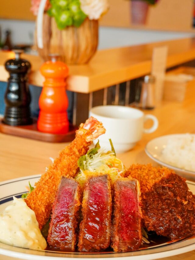 ＼ 加古川市民の推し店Vol.2✨老舗洋食の味を加古川で ／

加古川市民が選ぶ“リアルな推し店”として、街頭インタビューで名前が挙がった【 グリルヨウジ 】✨
JR東加古川駅から徒歩約2分🚶
神戸の老舗洋食店「 グリル一平 」で修行し、元町店の店長も務めた腕利きのシェフが営む本格洋食の店です💁

自慢の逸品は最上級オージービーフを使用したヘレビーフカツ🥩
ビフカツのほか、メンチカツとエビフライも同時に味わえるのが、看板メニュー『 ヨウジセット 』(2,000円)です🍽️
色鮮やかなロゼ色をしたビフカツと、和牛を配合した肉感たっぷりのメンチカツは、4～5日ほどかけて作り上げる濃厚なデミグラスソースでいただきます😋
プリッと大きなエビフライは、一から手作りした自家製タルタルソースで味わって🦐

洋食の王道『 昔ながらの薄巻きオムライス 』(S 800円／M 950円／L 1,200円)🥚
タマネギやケチャップをブレンドしたレッドソースと、細かく刻んだハムを炒めたケチャップライスを、わずか数ミリの厚みの薄焼き卵で包むのは、まさに職人技！✨
味付けはデミグラスソースかケチャップから選ぶことができます🍅

このほかにも、食べ応え抜群の『 和牛ハンバーグステーキ 』(1,600円)もスタンバイ🔥
エビクリームコロッケと、マッシュポテトの中に和牛を忍ばせたヨウジコロッケで構成される『コロッケ2種』(1,300円)も見逃せません🥔
オムライス以外のすべてのメニューには、サラダ・ライス・野菜たっぷりのスープが付くのもうれしいですね🥗

“何世代にも渡り愛されるお店作り”というモットーのもと、一品一品丁寧に作り上げる【 グリルヨウジ 】の本格洋食👨‍🍳
老舗洋食店の味を加古川で気軽に堪能してみてはいかがでしょうか？🍽️✨

🍽️【 グリルヨウジ 】
兵庫県加古川市平岡町新在家2-279-11
電話番号 / 079-422-5333
営業時間 / 11：00～15：00(L.O.14：30)
定休日 / 水曜日
🚗 加古川バイパス「 加古川東ランプ 」より車で約8分
🚃 JR「 東加古川駅 」より徒歩約2分
🅿 なし
@grill_youji

- - - - - - - - - ✂ - - - - - - - - -

加古川市のおでかけスポットは
@tabitabi_kakogawa
プロフィールのURLからチェック ✅

- - - - - - - - - ✂ - - - - - - - - -

#たびたび加古川 #グリルヨウジ #加古川洋食
#加古川市 #加古川ランチ