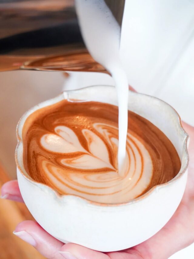 ＼ 希少なマシンで抽出するエスプレッソが自慢のカフェがオープン☕ ／

【 KOTOBUKU COFFEE( コトブクコーヒー ) 】は、JR加古川線 日岡駅 から徒歩約4分の場所に、2025年12月23日にオープンしたカフェです☕
お店を手がけているのは、オーストラリア・シドニーでバリスタの修行を積んだオーナー💁	
日本に数台しかないと言われる希少なマシンで抽出するエスプレッソと、
それを軸にした多彩なドリンクメニューが自慢で、
本場・シドニーで親しまれていた“軽やかな口当たりのエスプレッソ”が味わえます🌿

コーヒー通ならまずは『 エスプレッソ 』(300円)を！🥛
スペシャルティコーヒー豆を希少なマシンで丁寧に抽出した、口当たりも味わいもまろやかな一杯です😳
同店のオリジナルブレンドは、酸味が抑えられていてほのかな甘みのある味わいで、
エスプレッソを初めて飲むという人にもおすすめです👍️

飲みやすさを重視するなら、『 ラテ(ホット) 』(610円)や『 モカ 』(610円)もおすすめです🙆

ほかにも、『 抹茶 』(630円)、『 チャイ 』(610円)などもスタンバイ🍵
シドニー仕込みのミルクのフォーミング技術が光る一杯は、どれも驚くほどクリーミーでうっとりします🥰

さらに、店内・テラス共にペットの同伴が可能なのも魅力の一つ🐕‍🦺🐾
ドライブの道中や散歩途中などで【 KOTOBUKU COFFEE 】へ立ち寄り、
本格的なエスプレッソを気軽に味わってみてはいかがでしょうか？🙌	

☕ 【 KOTOBUKU COFFEE( コトブクコーヒー ) 】
兵庫県加古川市加古川町大野1267
営業時間 / 10：00〜17：00
定休日 / 不定休
🚗 加古川バイパス「 加古川中央ランプ 」より車で約7分
🚃 JR加古川線「 日岡駅 」より徒歩約4分
🚌 神姫バス「 日岡 」より徒歩約6分
🅿 あり
@kotobukucoffee16

- - - - - - - - - ✂ - - - - - - - - -

加古川市のおでかけスポットは
@tabitabi_kakogawa
プロフィールのURLからチェック ✅

- - - - - - - - - ✂ - - - - - - - - -

#たびたび加古川 #KOTOBUKUCOFFEE  #加古川カフェ
#加古川市 #かこがわ