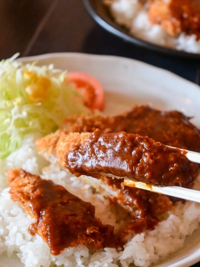 ＼ 加古川市民の推し店Vol.4✨ 800円で味わえる濃厚デミかつめしが人気 ／

加古川市民が選ぶ“かつめしの推し店”として、
街頭インタビューで名前が挙がった【 ロビンフッド 】✨
創業50余年、ご夫婦と娘さんの親子3人で営む老舗喫茶店です☕️

場所はJR加古川駅から徒歩約7分🙌
駐車場も完備しているので、電車でも車でも訪れやすいのもポイントです🙆‍♀️
店内には50年代のポスターがずらりと並び、
オールディーズのBGMが流れる懐かしの空間が広がっています💁‍♀️

洋食店出身の店主が手がける同店の名物は、
地元民が愛してやまない『 かつめし 』（800円）🐮
濃厚なのに重すぎない“洋食屋仕込みのデミグラスソース”が主役の一皿です🍽
こだわりは、日本の食卓に合うように作られた「 赤玉スイートワイン 」をソースに仕込むこと👀
優しい甘みとコクが重なり、家庭では再現できない奥深さがありながら、
どこか懐かしい味わいが魅力です🤤💕
ポークフィレカツは食べやすい薄切りで、衣はサクッと軽め✨
お肉のうま味×デミグラスソースの相性は言わずもがなです👍

そして、こちらで味わえるのは定番のかつめしだけではありません！
衣の中に隠れたぷりっぷりの海老がたまらない『 エビかつめし 』(1,100円)は女性人気No.1😉
どちらもプラス30円でテイクアウトも可能です🙆‍♀️

街頭インタビューでは
「小さいころからずっと通っている！」という声もあがった、まさに地元の愛され店✨
懐かしさとおいしさに出合える一軒に、ぜひ足を運んでみてはいかがでしょうか😌

🍽️【 ロビンフッド 】
兵庫県加古川市加古川町粟津293-1
電話番号 / 079-423-8928
営業時間 / モーニング 土日9：00～11：00、ランチ11：30～14：30、ディナー17：30～20：00(L.O.19：30)
定休日 / 月曜日(祝日の場合は翌日)
🚃 JR「 加古川駅 」より徒歩約7分
🚗 加古川バイパス「 加古川ランプ 」より車で約5分
🅿 あり
@robinhood_kakogawa

- - - - - - - - - ✂ - - - - - - - - -

加古川市のおでかけスポットは
@tabitabi_kakogawa
プロフィールのURLからチェック ✅

- - - - - - - - - ✂ - - - - - - - - -

#たびたび加古川 #ロビンフッド #加古川かつめし
#加古川市 #加古川ランチ