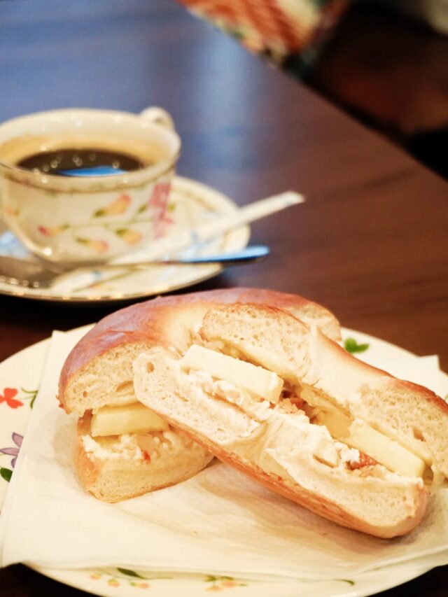 ＼ 昭和57年から愛されてきた老舗喫茶が再スタート！ ／

JR東加古川駅から徒歩3分🚶
加古川市平岡町で昭和57年に誕生した【 cafe de Rose( カフェ・ド・ロゼ ) 】をご存知ですか？👂️

“喫茶店ブーム”の最盛期にオープンし、地元の人々に長年愛されてきた同店☕
2016年に惜しまれつつ閉店しましたが、「もう一度この場所に明かりを灯したい」という息子夫婦とお孫さんの思いが重なり、2026年1月30日に待望の再スタートを切りました👏✨️

店内は、創業当時から変わらない木の温もりに包まれた落ち着いた空間🌿
時をともに重ねてきた照明やテーブルが整然と並び、壁を彩るカップのコレクションも健在😉
長年かけて集められた大切な品々は、オーナーの思いとともに、今もしっかりと受け継がれています☺️

新しくなった同店ではベーグルメニューを豊富にスタンバイ🥯
中でも『 ベーグルサンド( リンゴ+ナッツ・クリームチーズ ) 』(500円)がイチオシです👍️
リンゴは甘煮ではなく、生のものをあえて使うことで、シャキッとした食感を大切にされています💭
ハチミツを混ぜ込んだクリームチーズのほんのり甘い余韻と、香ばしいナッツのアクセントがたまりません🤤

オーナーの息子さんの友人であるマスターが腕をふるう『 キーマカレー 』(800円)もおすすめです✨️
ニンジン、ピーマン、セロリ、キノコ、タマネギなど具だくさんのルーは、4種のスパイスが味の決め手に🙌
ピリッとした辛さの中にしっかりとしたコクがあり、奥行きのある味わいが楽しめます🥰

土曜日にはオーナーのお孫さんによる自家製スイーツが登場することも…!?😲
世代を超えて思いをつなぎ、再び灯った温かな明かり🏠️
どこか懐かしく、そして新しい時間が流れる【 cafe de Rose 】で、心ほどけるひとときを過ごしてみませんか？

☕【 cafe de Rose 】
兵庫県加古川市平岡町新在家1-263-18
電話番号 / 070-9187-3383
営業時間 / 11：00～18：00
定休日 / 日～火曜日
🚗 加古川バイパス「 加古川東ランプ 」より車で約4分
🚃 JR「 東加古川 」より徒歩約3分
🅿 あり
@ cafe_de_rose.hk 

- - - - - - - - - ✂ - - - - - - - - -

加古川市のおでかけスポットは
@tabitabi_kakogawa
プロフィールのURLからチェック ✅

- - - - - - - - - ✂ - - - - - - - - -

#たびたび加古川 #カフェドロゼ #加古川カフェ
#加古川市 #加古川喫茶店