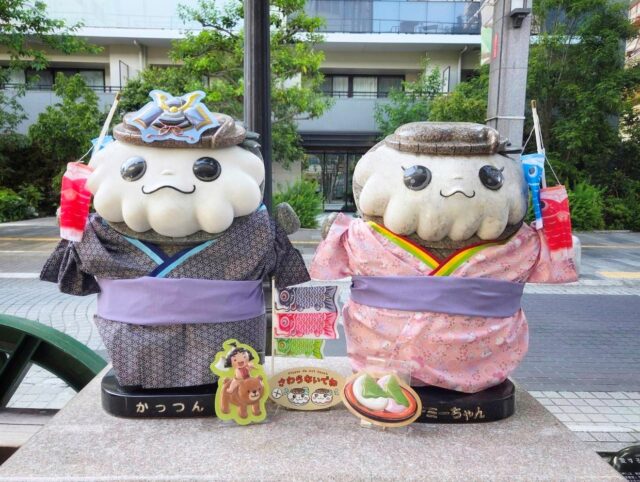 もうすぐこどもの日🎏

ということで、かっつん・デミーちゃん像もこどもの日バージョンにお着替えしました！✨

兜や着物でおめかしした二人をぜひ見に来てくださいね😊

#推しかつデミ #5月 #こどもの日 #加古川
#観光協会 #観光 #お土産 #おでかけ #kakogawa